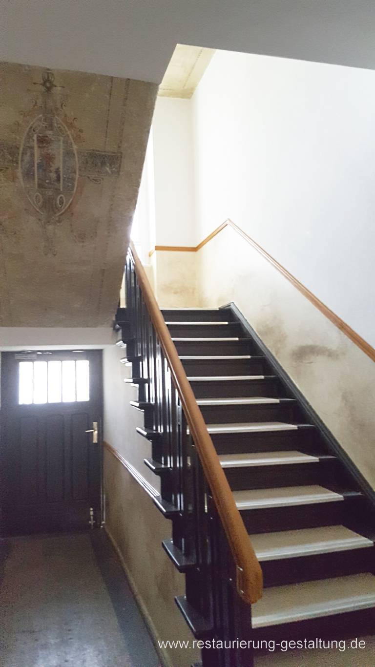 Freigellegte Deckenmalerei aus dem Jugendstil und Marmorpaneel als Marmormimitation